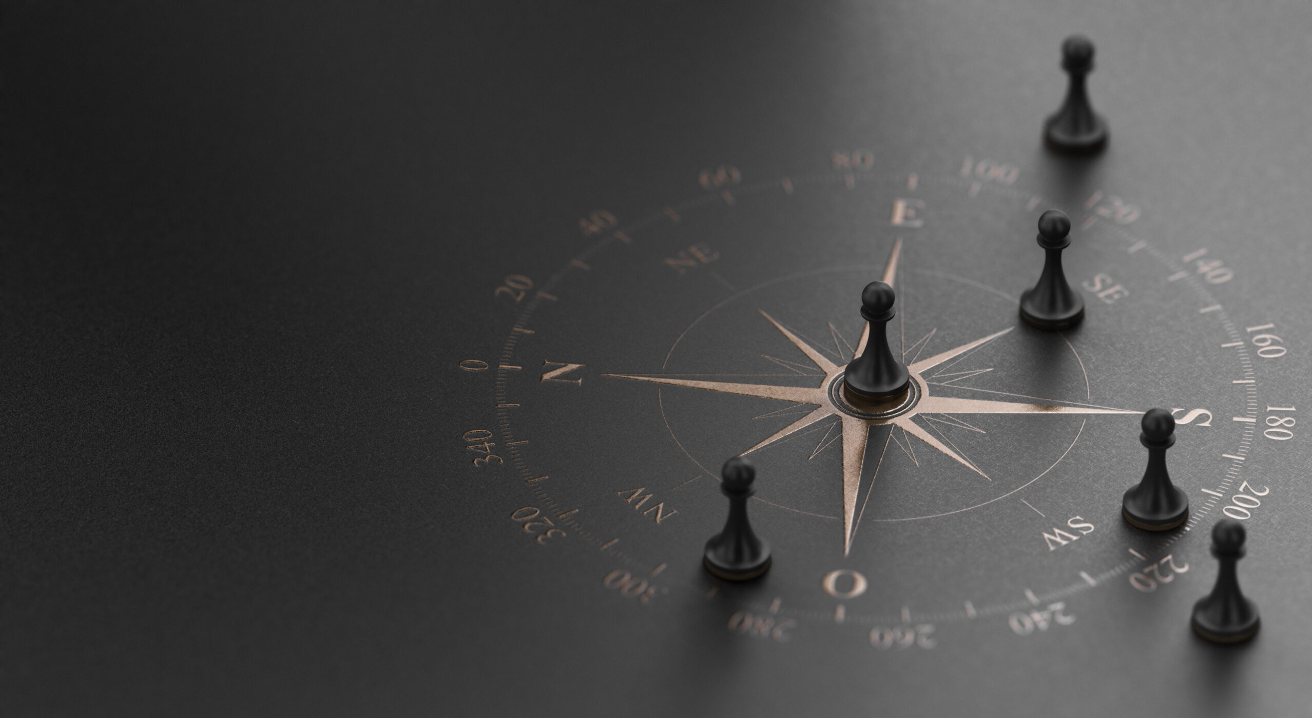 Goldene Kompassrose auf schwarzem Hintergrund mit fünf Spielfiguren