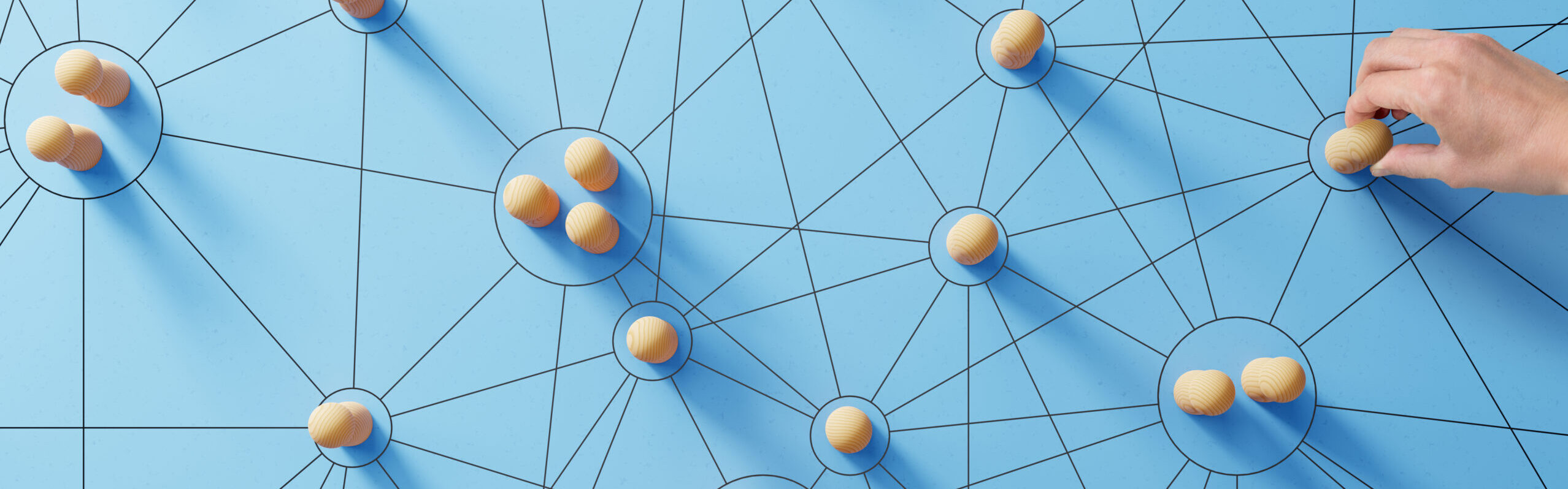 Konzeptbild mit Holzelementen auf blauem Hintergrund, das soziale Vernetzung und Teamarbeit symbolisiert