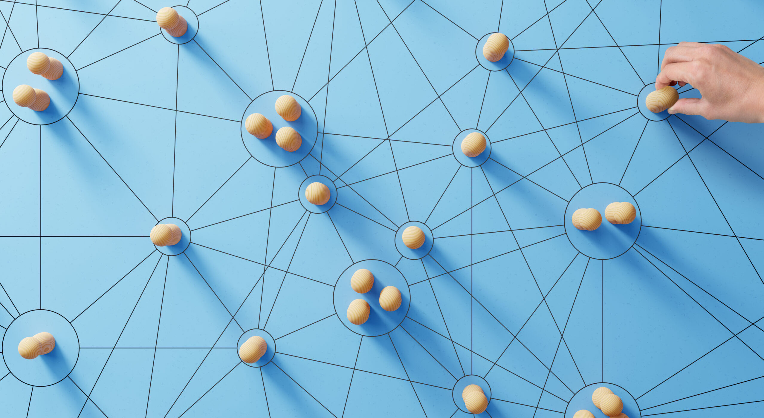 Konzeptbild mit Holzelementen auf blauem Hintergrund, das soziale Vernetzung und Teamarbeit symbolisiert