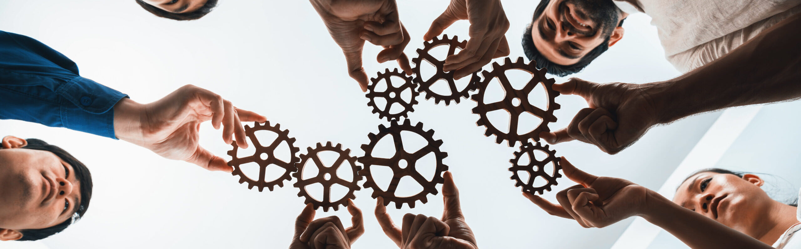 Ineinandergreifende Zahnräder symbolisieren Teamarbeit und erfolgreiche kollegiale Zusammenarbeit.