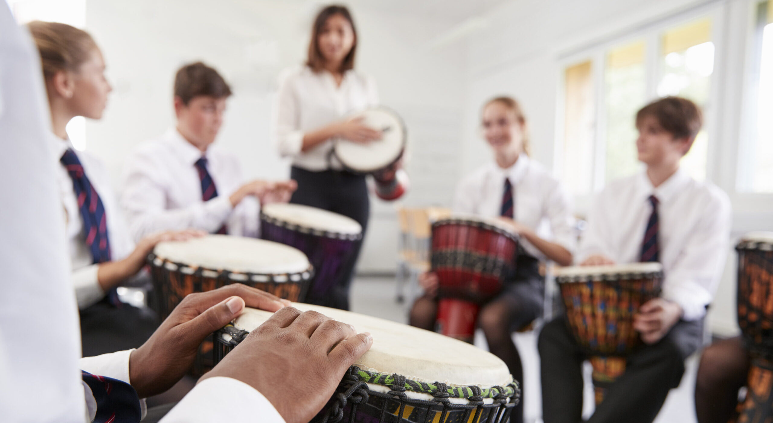 Gruppe von Geschäftspersonen beim Trommelworkshop